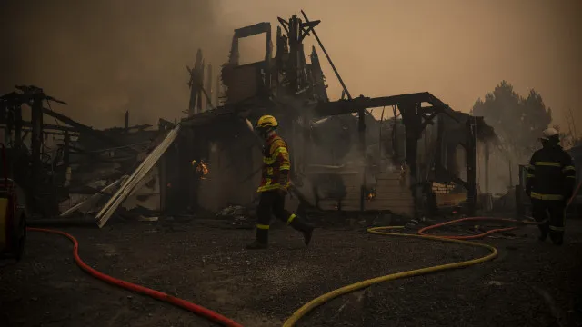 fogo-em-franca-atingiu-3400-hectares-e-forcou-retirada-de-20.000-pessoas