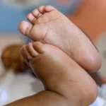 bebe-de-1-ano-morre-apos-ficar-com-cabeca-presa-numa-grade-na-creche
