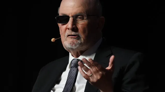 salman-rushdie-teve-faca-“a-um-milimetro-do-cerebro”-durante-ataque