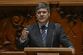 ps-quer-respostas-do-ministro-da-educacao-ate-setembro-(e-deixa-aviso)