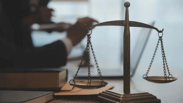 foi-despedido-por-trabalhar-4-minutos-a-mais:-justica-reverte-decisao