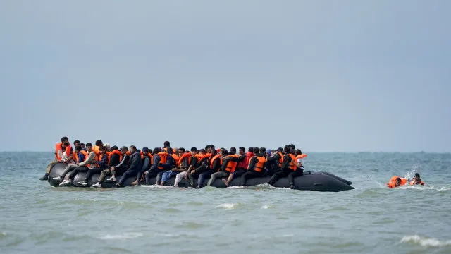 mais-de-150-migrantes-atravessam-canal-da-mancha-no-mesmo-barco