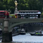 barco-da-policia-colide-com-ponte-de-westminster-em-londres:-ha-5-feridos