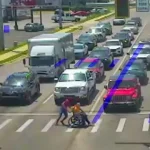 “homem-aranha”-ajuda-homem-de-cadeira-de-rodas-a-atravessar-cruzamento