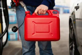 ataques-contra-irao-fazem-disparar-petroleo:-esta-acima-dos-100-dolares