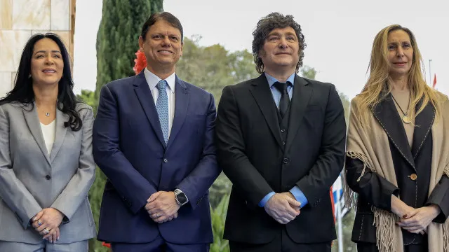 milei-condecorado-em-sao-paulo-antes-da-candidatura-de-flavio-bolsonaro