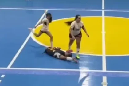 jogadora-e-suspensa-por-5-anos-apos-chutar-cabeca-de-adversaria-no-futsal