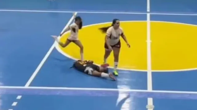 jogadora-e-suspensa-por-5-anos-apos-chutar-cabeca-de-adversaria-no-futsal