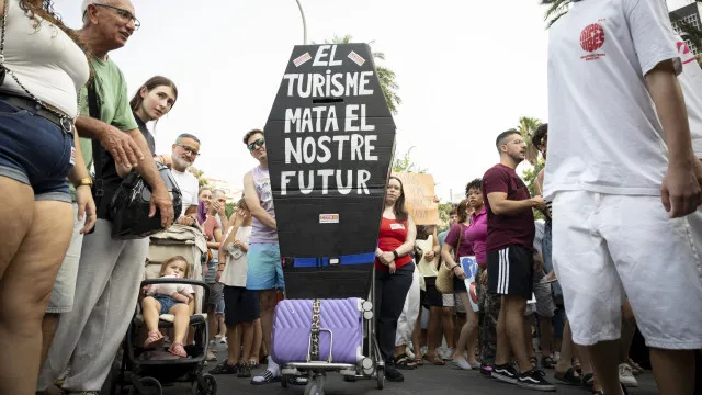 milhares-em-maiorca-para-afirmar-que-“nao-ha-espaco-para-mais-turistas”