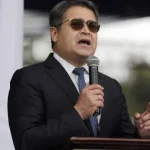 ex-lider-das-honduras-regressa-para-enfrentar-justica-apos-indulto-de-eua