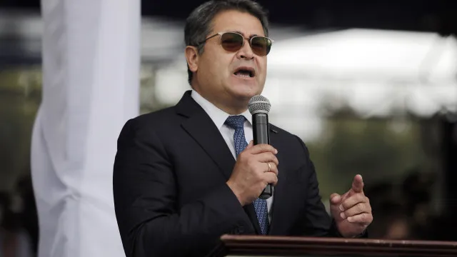 ex-lider-das-honduras-regressa-para-enfrentar-justica-apos-indulto-de-eua