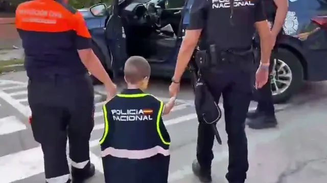fogos:-menino-cego-de-4-anos-rouba-“coracao”-da-policia-espanhola.-veja