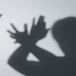 jovem-luta-para-retirar-nome-da-mae-de-documentos.-mulher-“rifava-filhas”