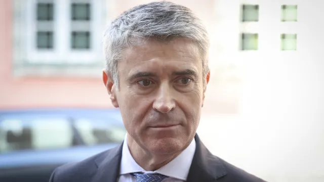 vandalismo?-carneiro-pede-investigacao-rapida.-e-sublinha:-“fecho-sempre”