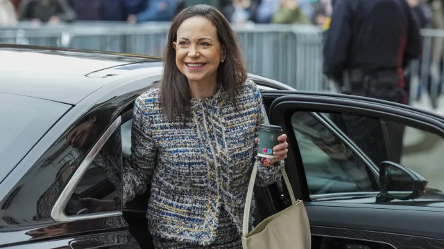 centenas-de-venezuelanos-exigem-eleicoes-e-regresso-de-corina-machado