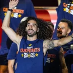 cucurella-cumpre-promessa-e-tatua-rosto-de-luis-de-la-fuente
