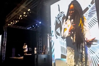 “racismo-foi-reduzido-a-chamar-alguem-de-macaco”,-critica-escritora