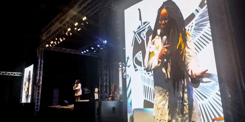 “racismo-foi-reduzido-a-chamar-alguem-de-macaco”,-critica-escritora