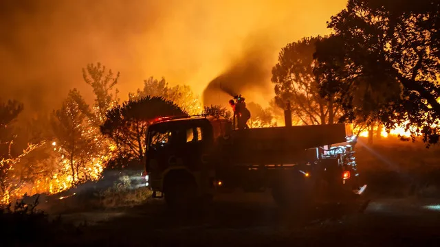 dezenas-de-incendios-deflagram-em-zonas-turisticas-na-turquia.-as-imagens