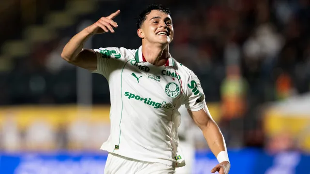 palmeiras-goleia-o-vitoria-e-dispara-na-lideranca-do-brasileirao
