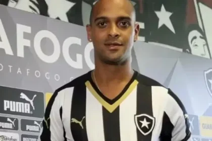 ex-botafogo-e-amigo-morrem-apos-vento-derrubar-muro-no-rio;-video