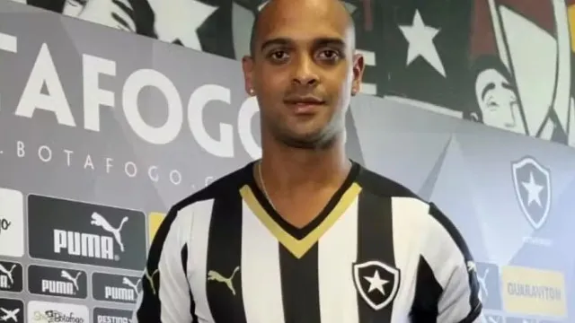 ex-botafogo-e-amigo-morrem-apos-vento-derrubar-muro-no-rio;-video