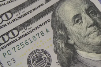 dolar-cai-ao-menor-nivel-em-quase-dois-meses,-com-alivio-externo