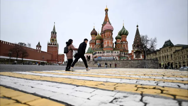 russos-tem-um-novo-passatempo-que-combina-pratica-de-tiro-com-ioga
