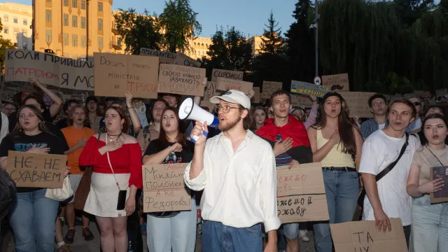 milhares-protestam-em-kyiv-e-exigem-regresso-de-mikhail-fedorov