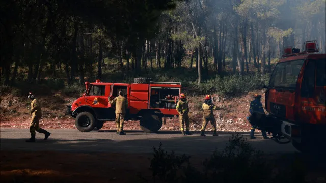 dois-helicopteros-colidem-durante-combate-aos-incendios-na-grecia