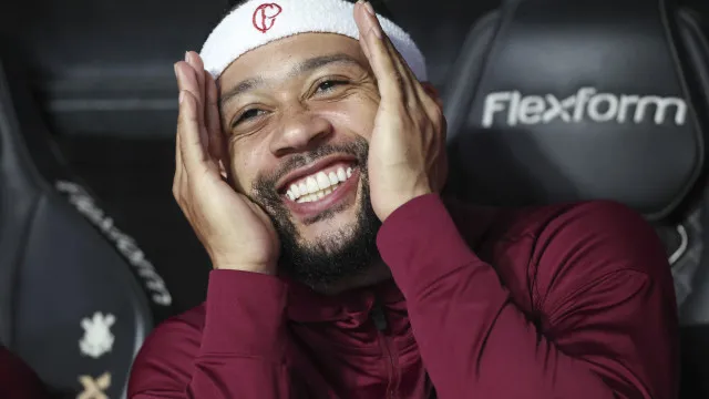 memphis-e-aguardado-no-corinthians-terca-feira-para-fechar-renovacao
