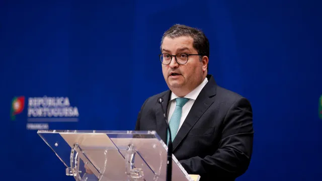 governo-justifica-subida-da-divida-publica-com-depositos-e-mantem-previsao