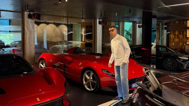 cristiano-ronaldo-abre-garagem-e-exibe-colecao-de-carros-milionaria