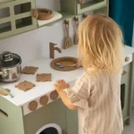 menina-de-3-anos-morre-apos-ficar-com-cabeca-presa-em-cozinha-de-brincar