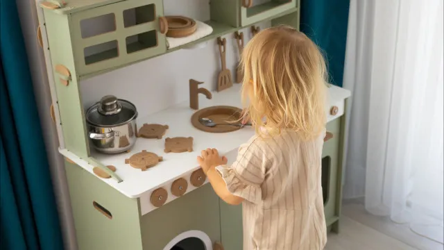 menina-de-3-anos-morre-apos-ficar-com-cabeca-presa-em-cozinha-de-brincar