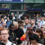 as-imagens-do-caos-apos-falha-eletrica-atingir-comboios-em-inglaterra