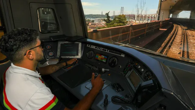 “comboio-da-ponte”-revolucionou-mobilidade-entre-margens-do-tejo