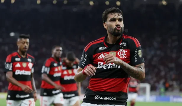 flamengo-pega-o-vitoria-no-maracana-para-quebrar-jejum-e-encostar-no-palmeiras