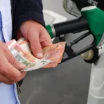 combustiveis-ficam-(bem)-mais-baratos-hoje-e-nestes-postos-ainda-poupa