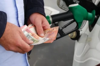 combustiveis-ficam-(bem)-mais-baratos-hoje-e-nestes-postos-ainda-poupa