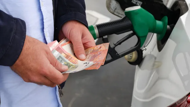 combustiveis-ficam-(bem)-mais-baratos-hoje-e-nestes-postos-ainda-poupa