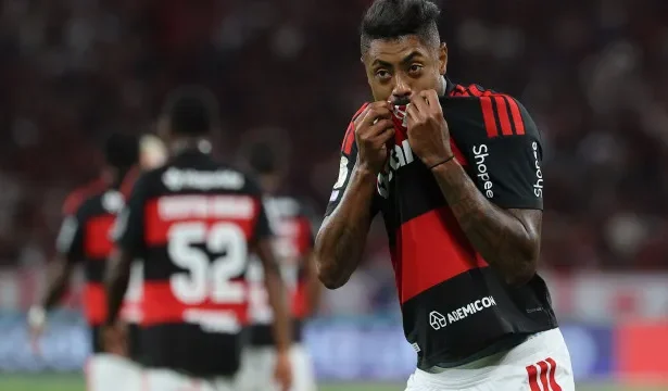 flamengo-bate-vitoria-no-maracana-e-volta-a-pressionar-lider-palmeiras