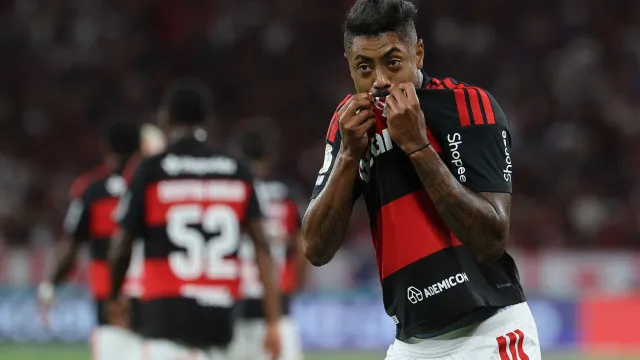 flamengo-bate-vitoria-no-maracana-e-volta-a-pressionar-lider-palmeiras