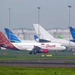 passageiro-parte-janela-e-tenta-abrir-porta-de-aviao-em-pleno-voo
