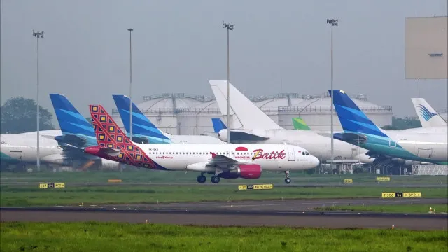 passageiro-parte-janela-e-tenta-abrir-porta-de-aviao-em-pleno-voo