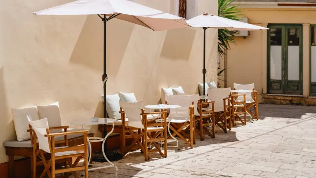 calor-convida-a-cafe-ao-ar-livre:-e-legal-cobrar-taxa-por-usar-esplanada?
