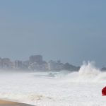 rio-tera-dia-de-temperatura-em-declinio-com-chuva-e-mar-de-ressaca