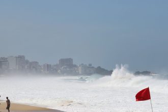 rio-tera-dia-de-temperatura-em-declinio-com-chuva-e-mar-de-ressaca