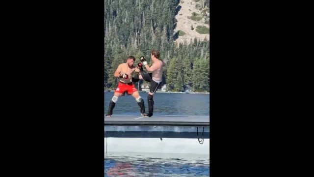 mark-zuckerberg-enfrenta-campeao-do-ufc-em-luta-sobre-balsa;-video