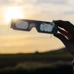 a-procura-de-oculos-para-o-eclipse?-farmacias-recomendam-contacto-previo